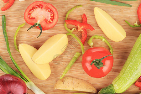 切板上的新鲜蔬菜胡椒土豆厨房食物照片维生素损失重量生活烹饪图片