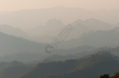 图层山脉薄雾风景天空阴霾橙子树木日落环境公园日出图片