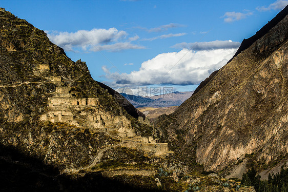 古老的Inca堡垒和南美洲安第斯山脉秘鲁圣谷山丘镇蓝天白云历史性工事纪念碑废墟城市山脉旅游圣谷防御图片