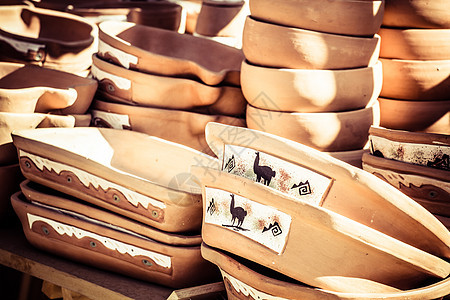 秘鲁 南美洲当地市场的陶瓷茶壶盘子旅游手工陶器贸易纪念品店铺收藏艺术图片