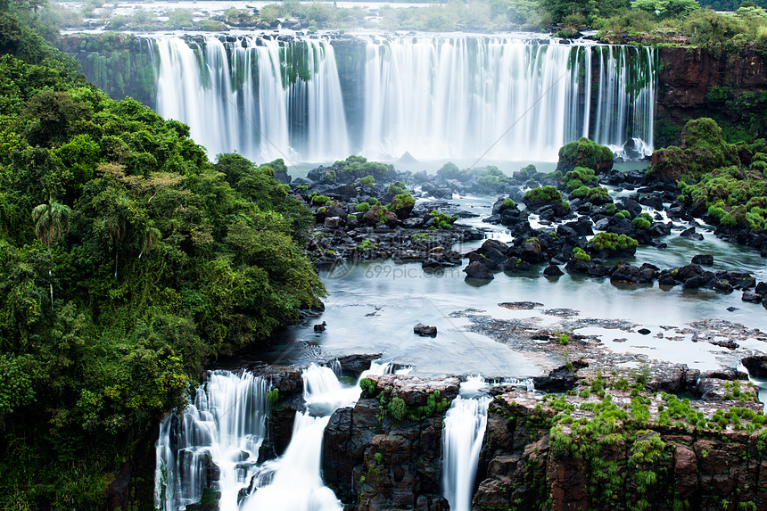伊瓜苏瀑布 世界上最大的瀑布系列 位于巴西和阿根廷边境 从巴西一侧看蓝色裂缝裂痕国家旅行峡谷风景旅游激流流动图片