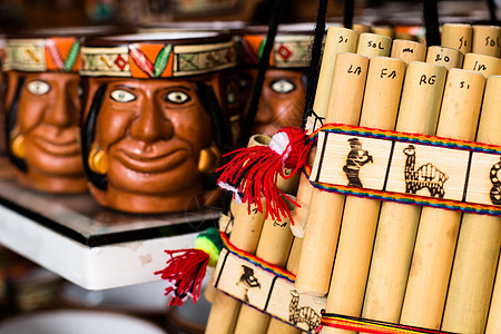 秘鲁当地市场中 真正的南美大洲粉丝历史乐器笔记艺术音乐长笛竹子木头初洛文化图片