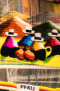 秘鲁 南美洲市场上的多姿多彩的制造业工匠展示小地毯蓝色手工拉丁骆驼纺织品羊驼编织图片