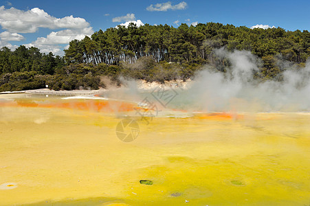 艺术家调色板橙子公园池塘火山矿物地热热液旅行云景薄雾图片