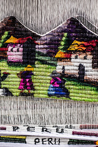 秘鲁市场上的多彩色彩制造编织蓝色毯子小地毯工匠拉丁工艺条纹帽子红色图片