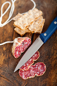 意大利盐酸盐 压力 压碎切片乡村小吃熏制猪肉美味宏观美食食物香肠木头图片