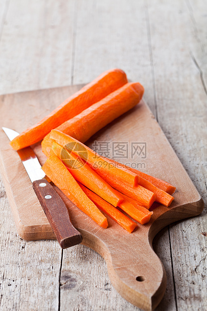 新鲜胡萝卜和刀图片