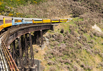 铁路十字桥森林窄轨地标风景教练员铁轨大梁岩石山脉植物图片