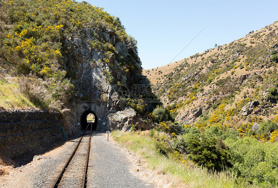 铁路在塔耶里峡谷的铁轨上行驶新西兰山脉旅游岩石运输窄轨风景地标单线黄色旅行图片