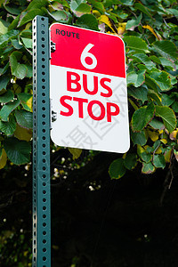 公共汽车停靠6号公路公共过境下城市交通图片