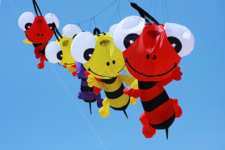 空中飞风筝细绳玩具乐趣闲暇人物尾巴天空蓝天卡通片蜜蜂图片