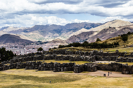 在秘鲁库斯科Cuzco看到墙壁城市村庄历史性拉丁世界骆驼地标女孩们岩石比丘图片
