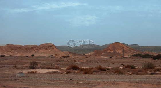 以色列沙漠和多云的暴风天空旅游风景风暴悬崖爬坡峡谷假期陨石旅行沙丘图片