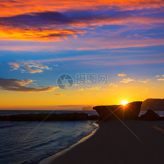 西班牙Cantal Roig海滩的日落海洋海岸线社区蓝色村庄景点地标波浪橙子支撑图片