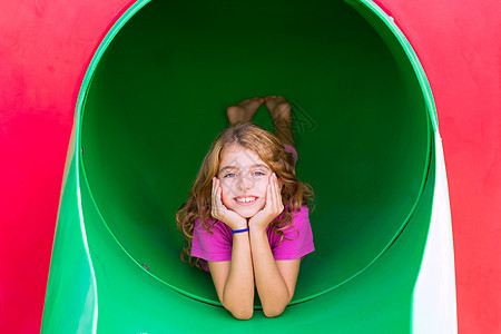 在公园操场微笑的小女孩女孩 放松了图片
