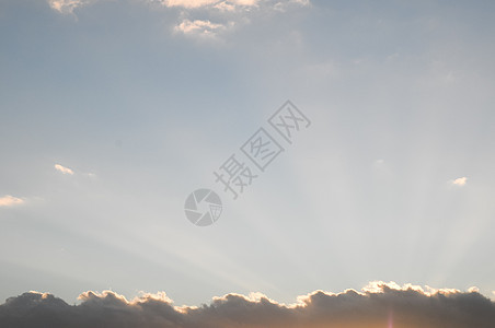 日落时的彩云宗教晚霞精神戏剧性太阳天空背景图片