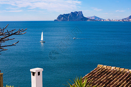 从阿利坎特的莫拉伊拉Moraira 看到的卡白鱼Ifach Penon海景地平线海滩晴天旅行海洋凉亭旅游社区帆船图片