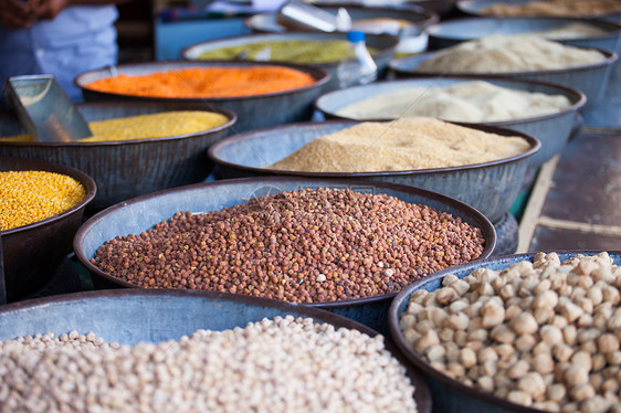 印度果阿当地市场的印度有色香料种子跳蚤店铺香菜粉末豆蔻食物辣椒美食芳香图片