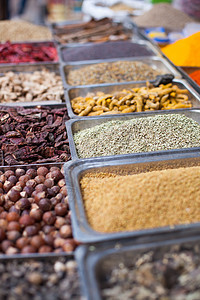 印度果阿当地市场的印度有色香料豆蔻跳蚤粉末食物店铺丁香辣椒芳香美食香菜图片