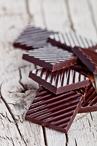 巧克力糖黑色小吃片段营养沙漠木头棕色甜点榛子可可图片