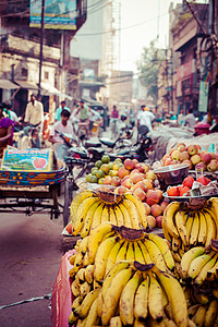 香蕉挂在亚述市场热带生长气候农业农场店铺环境水果植物学销售图片