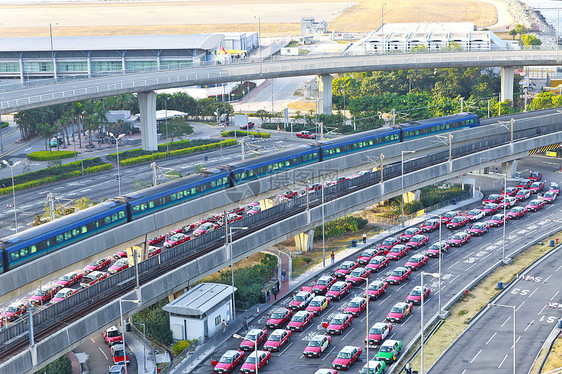 现代城市高速公路 有移动列车图片