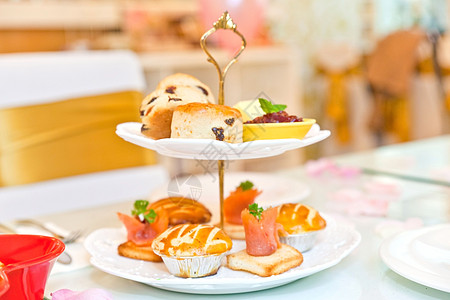 下午茶婚礼杯子蛋糕甜点自助餐粉色装饰餐厅英语花园图片
