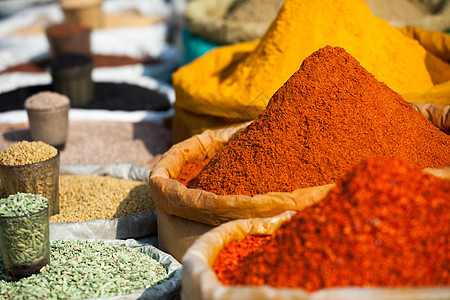 印度当地集市的传统香料和干果市场红辣椒辣椒芳香情调混合物文化食物肉桂豆蔻图片