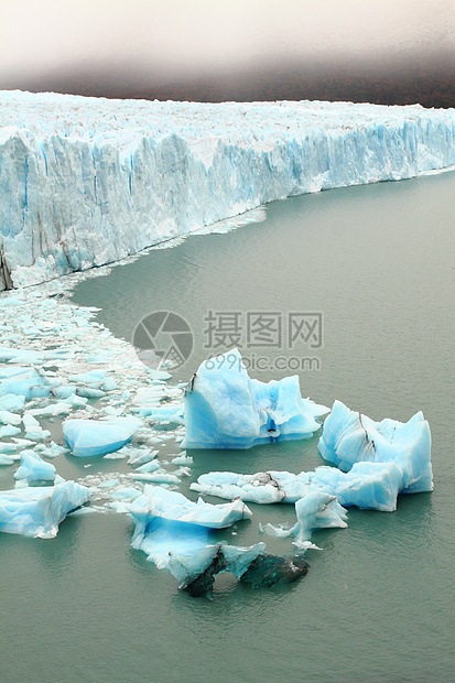 佩里托莫雷诺冰川 巴塔哥尼亚 阿根廷冰景洞穴冻结冰山旅行季节假期反射顶峰场景图片