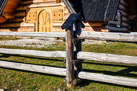 波兰Zakopane的传统抛光木屋木材乡村建筑学历史性房子豆荚村庄国家婴儿床寡妇图片