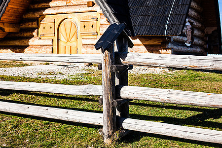 波兰Zakopane的传统抛光木屋后院小屋家园建筑木材院子寡妇建筑学豆荚房子图片