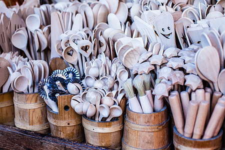雕刻的杯子 勺子 叉子和其他木材用具木桶做工美食菜肴卓越纪念品国家厨具木头工匠图片