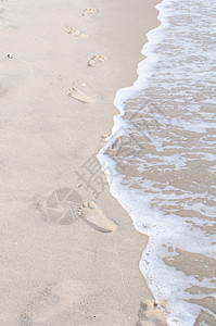 海滩湿沙的脚印小路海浪支撑旅行假期烙印海岸线海洋海岸打印图片