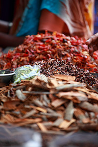 印度当地集市的传统香料和干果情调胡椒草本植物红辣椒市场藏红花豆蔻烹饪美食食物图片
