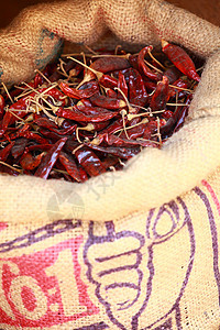 印度当地集市的传统香料和干果混合物肉桂丁香烹饪辣椒异国草本植物食物美食胡椒图片