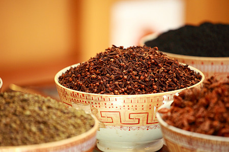 印度当地集市的传统香料和干果豆蔻草本植物丁香美食胡椒肉桂红辣椒烹饪食物情调背景图片