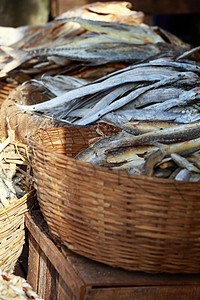 印度市场上的干鱼 海鲜产品和海鲜产品盐水脱水食物盐渍腌鱼美食文化小吃茶点钓鱼图片
