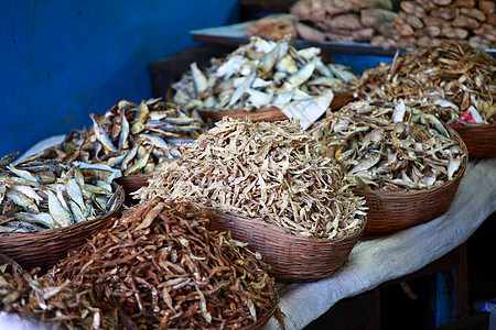 印度市场上的干鱼 海鲜产品和海鲜产品食物脱水团体尾巴茶点身体腌鱼盐渍钓鱼盐水图片