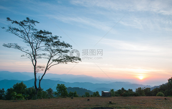 山地景色的狂暴日落太阳天空草地森林天堂植物群野生动物土地国家公园图片