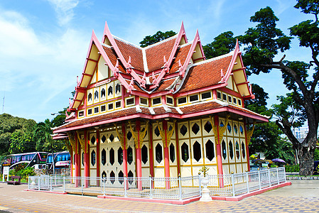 位于Tha Hau Hin火车站的旧售票处平台建筑学火车绿色热带建筑车站旅行异国铁路图片