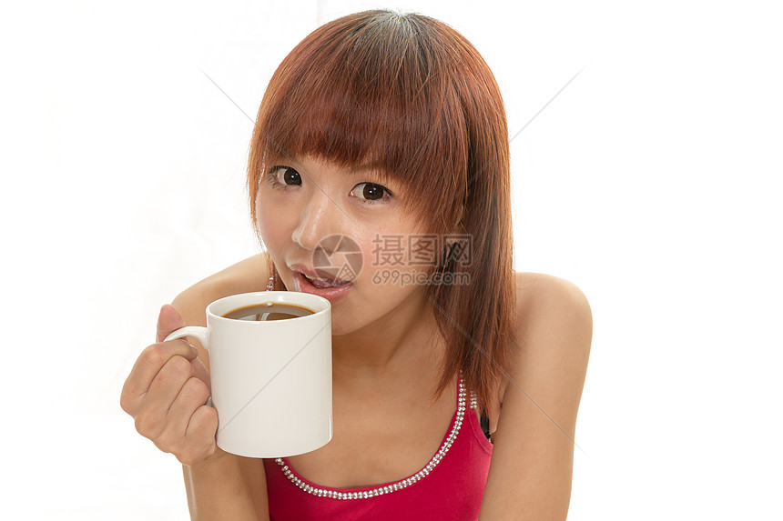 带咖啡杯的亚洲妇女咖啡女性牛仔布房子幸福杯子白色衣服女孩牛仔裤图片