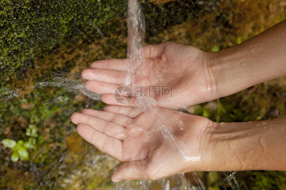 手和手及水飞溅来源童年棕榈打扫洗涤环境人类瀑布孩子图片