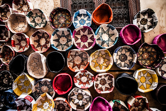 摩洛哥皮革工厂的包袋 钱包 帽子和其他产品 6旅行织物拖鞋麦地材料鞋类配饰露天凉鞋市场图片