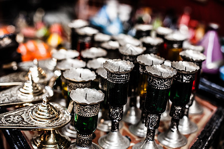 阿拉伯旅游者在苏呼的摊位上的产品花卉杯子礼物工艺品工艺艺术图案礼品陶瓷市场图片