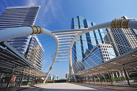 泰国曼谷Chong Nonsi天上行走城市天桥天空行人天际市中心建筑学购物办公室蓝色图片