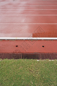 雨后正在运行的塔克水坑跑步天空娱乐足球场地蓝色黏土运动图片