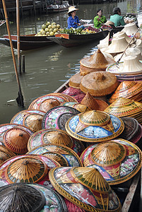 色彩多彩的亚洲锥形帽子毛毡太阳街道传统衣服锥体齿轮稻草丝带晴天图片