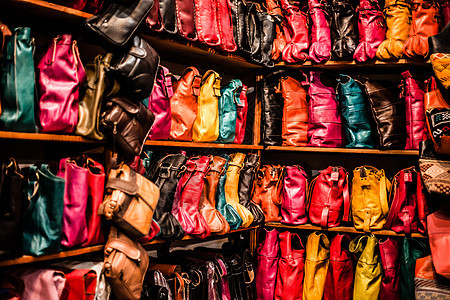 摩洛哥皮革工厂的包袋 钱包 帽子和其他产品 6旅行拖鞋摊位配饰店铺材料结盟麦地露天织物图片