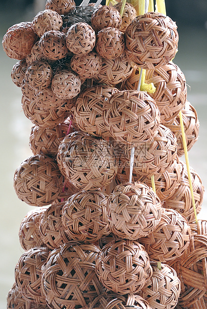 泰国在浮动市场上销售的塔卡罗球游戏柳条木头运动藤球图片