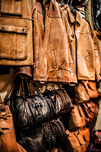摩洛哥皮革工厂的包袋 钱包 帽子和其他产品 6旅行购物店铺凉鞋结盟市场拖鞋配饰摊位织物图片